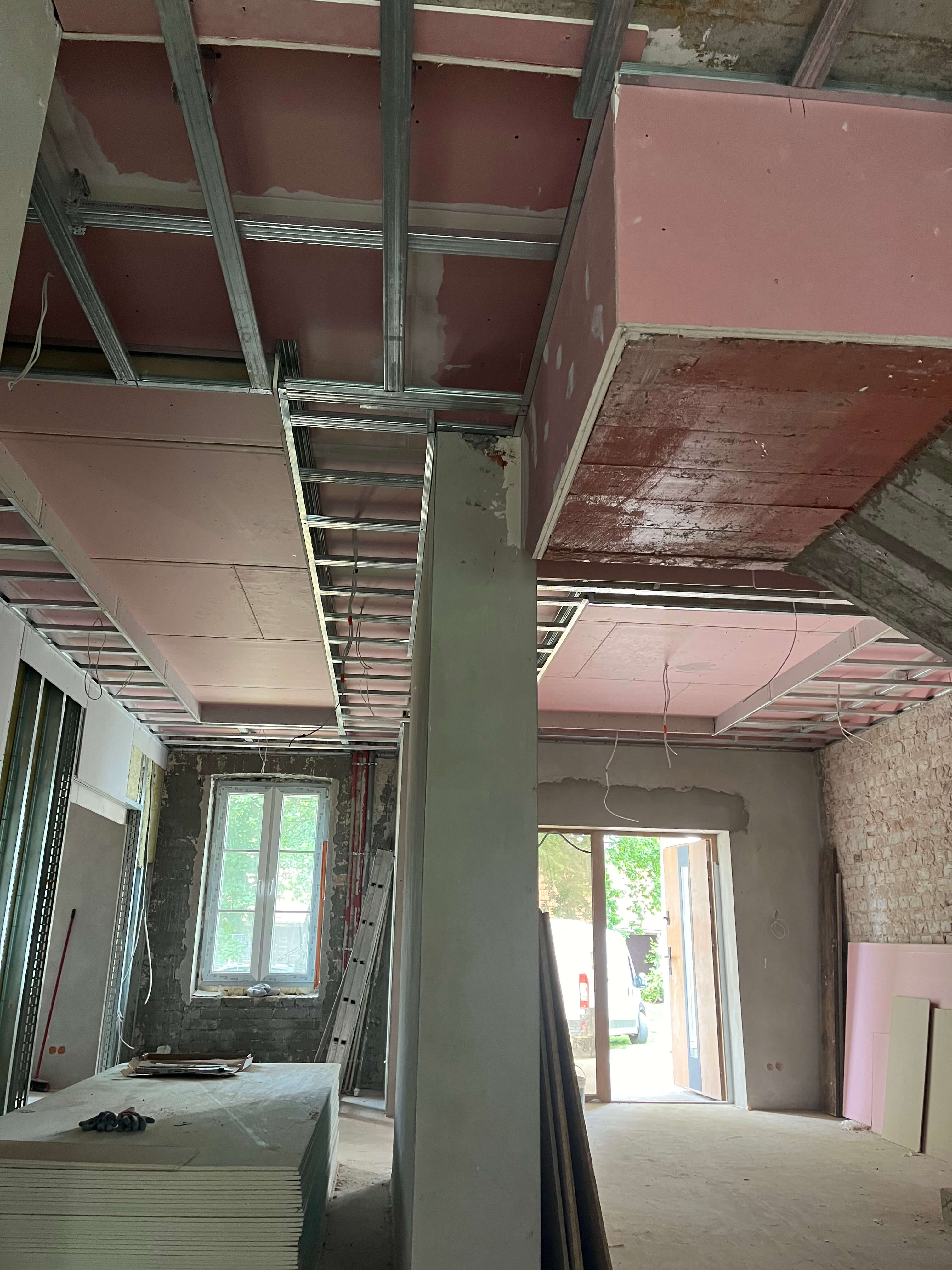 Sufit wielopoziomowy z dekoracją